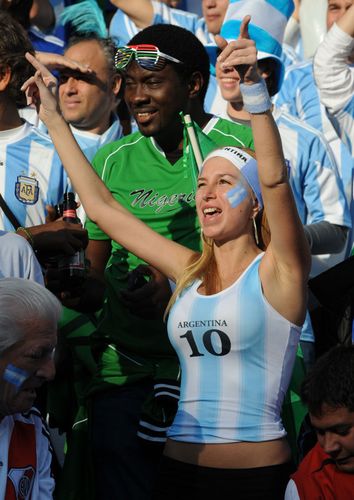 阿根廷女球迷掀开衣服的相关图片